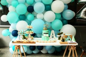 ideas y arreglos de mesa para bautizo con globos y flores
