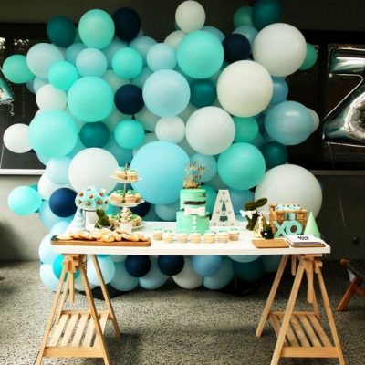 arreglos de mesa para bautizo con globos niño