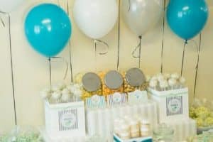 decoracion de globos para primera comunion mesas