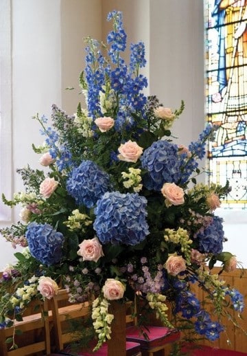 Hermosas ideas de arreglos florales para iglesia