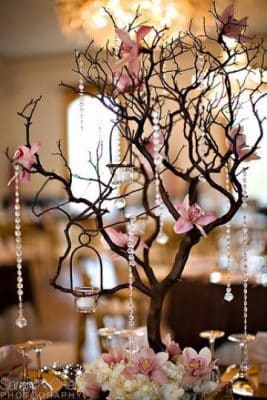 centros de mesa con ramas y flores
