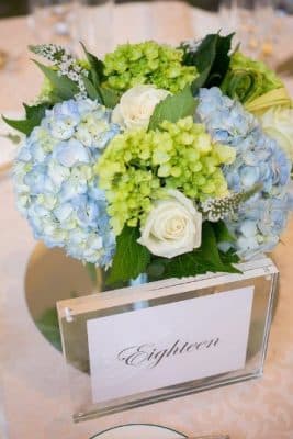 centros de mesa con hortensias azules