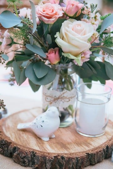 centros de mesa con rosas blancas