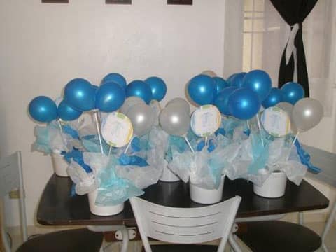 adornos con globos para bautizo centro de mesa