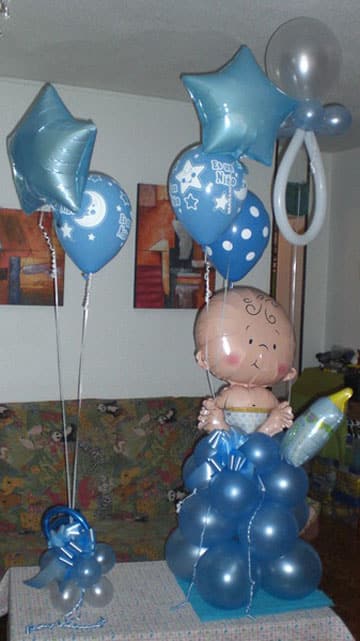 adornos con globos para bautizo de niño