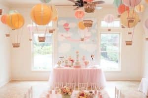 decoracion de globos en el techo fiesta niña