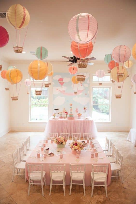 decoracion de globos en el techo fiesta niña
