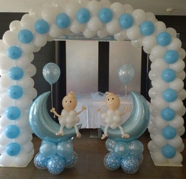 decoracion de globos para bautizo de niño arco
