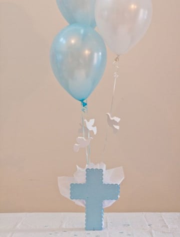 decoracion de globos para bautizo de niño azul blanco