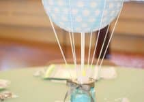 sencilla decoracion de globos para bautizo de niño
