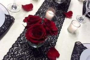elegantes centros de mesa con rosas rojas