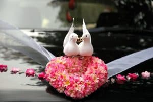 decoracion de carros para boda con palomas