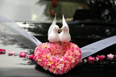 decoracion de carros para boda con palomas