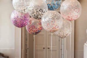 la creatividad y el uso de globos transparentes decorados