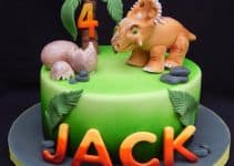 diversas decoraciones de pasteles de dinosaurios para niños