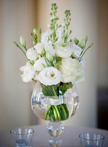 arreglos florales de rosas blancas pequeños