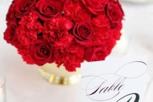 centros de mesa con claveles y rosas