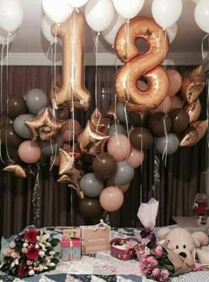 decoracion con globos en el techo para cumpleaños