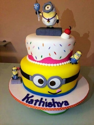 Imagenes de tortas de minions de dos pisos para cumpleaños