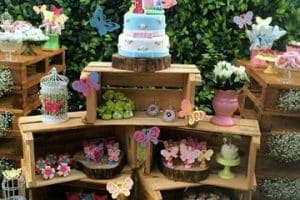 mesa de dulces con huacales cumpleaños