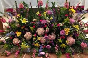 ideas originales de arreglos florales para altares