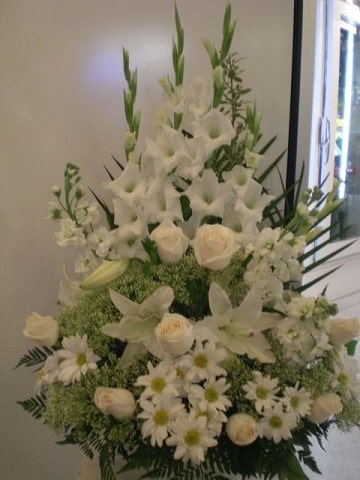 Hermosos arreglos florales blancos ideales para eventos
