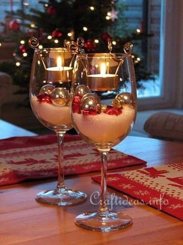 arreglos navideños con velas y copas