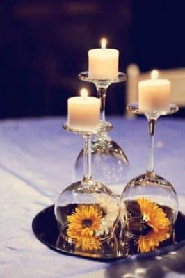 centros de mesa con candelabros con girasoles