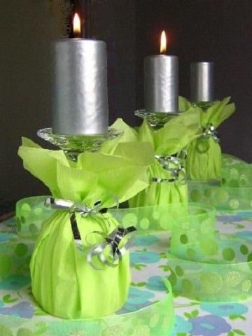 centros de mesa con copas y velas para cumpleaños