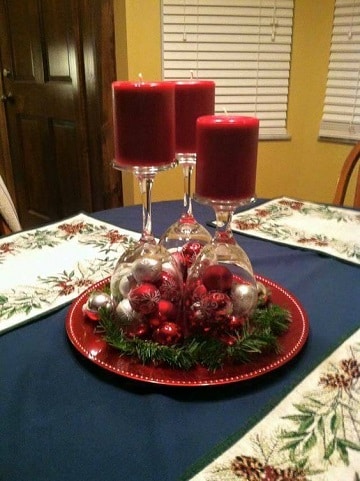 centros de mesa con copas y velas para navidad
