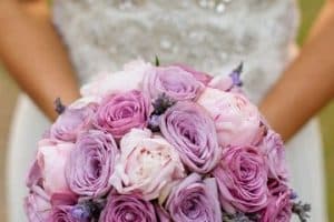 diseños hermosos de ramos de rosas para novias
