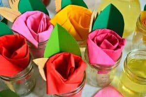 rosas con servilletas de papel en vaso