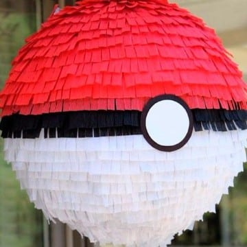 como decorar una piñata de globo de pokemon