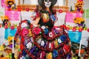 muestra de como se festeja el dia de muertos en mexico