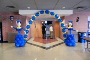 decoracion de globos para graduacion en azul