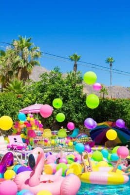 decoracion fiesta hawaiana en piscina colorida