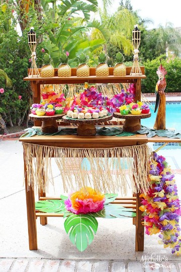 decoracion fiesta hawaiana en piscina con pasteles