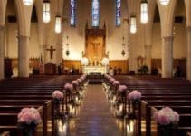 bonitos arreglos de flores para boda en iglesia