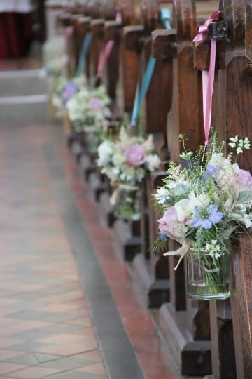 arreglos florales para iglesia xv años blanco