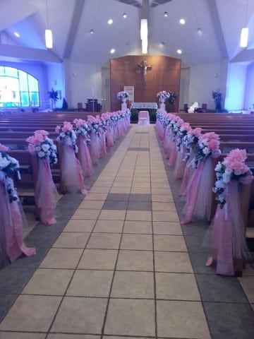arreglos florales para iglesia xv años rosa