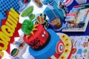 decoracion para cumpleaños de avengers colorida