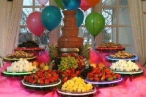 adornos y diseños en mesas de frutas para 15 años
