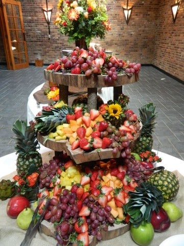 mesas de frutas para 15 años en pisos