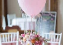 un original arreglo de flores con globos para decorar