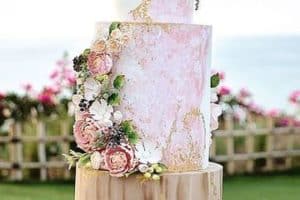 diseños de pasteles para boda con flores naturales