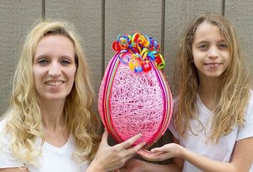 huevos de pascua con globos decorados