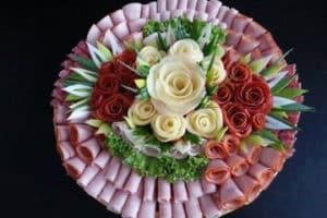 tablas de fiambres y quesos decoradas con rosas