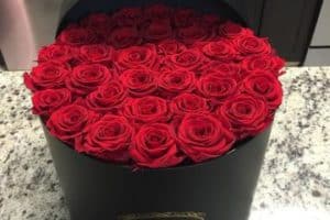 arreglos florales con rosas rojas pequeñas