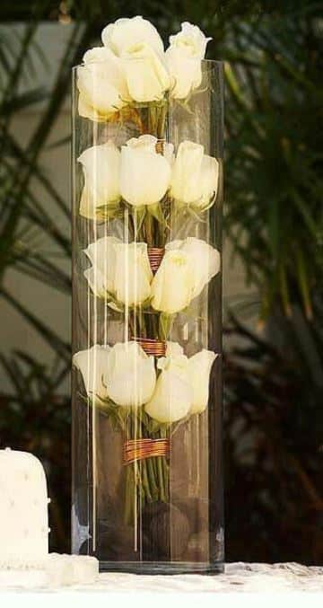 arreglos florales en cilindros de vidrio rosas