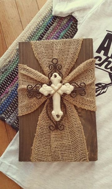 Recuerdos y regalos de cruces de madera decoradas